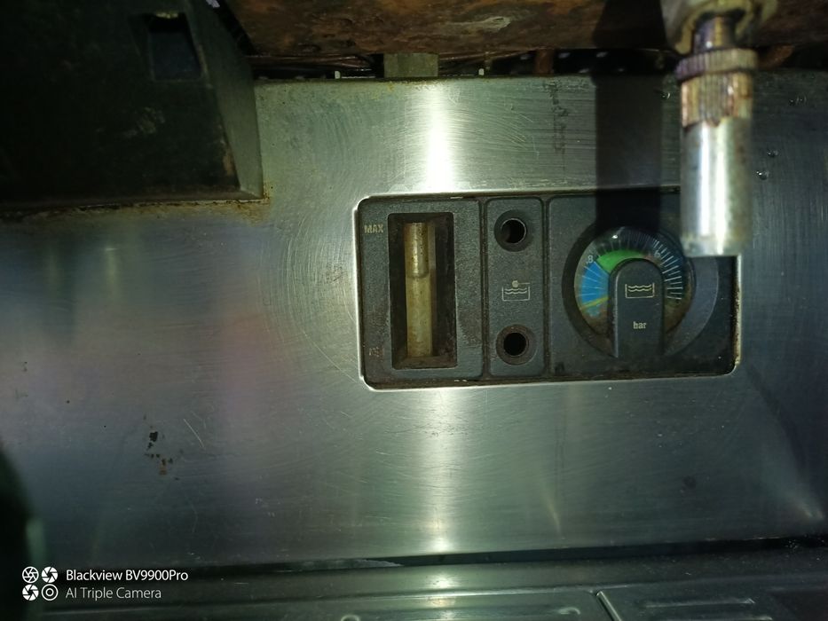 Máquina de café industrial em bom estado