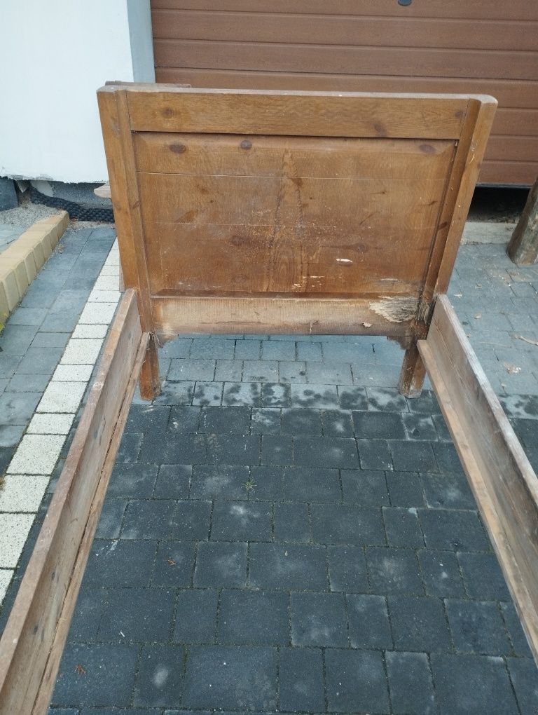 Stare zabytkowe łóżko drewniane
