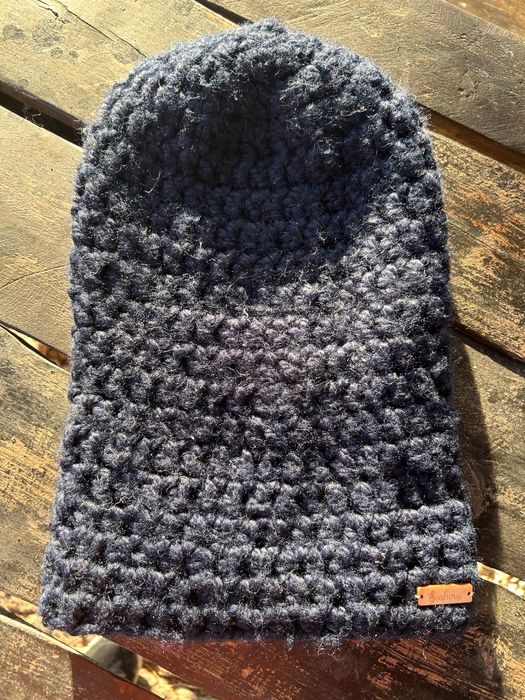 Granatowa długa czapka ręcznie wykonana na szydełku