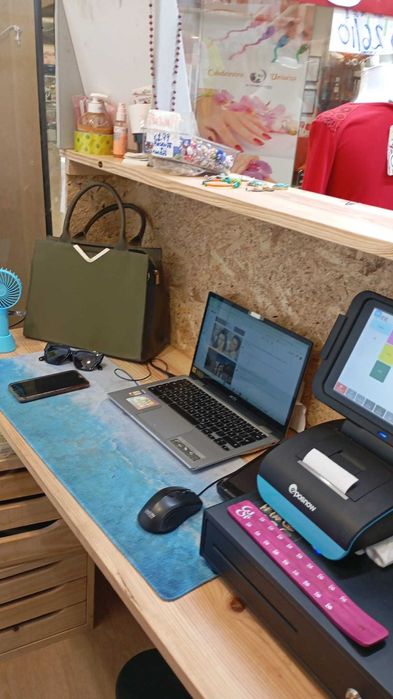 Balcão de madeira disponivel até 27/10/2025