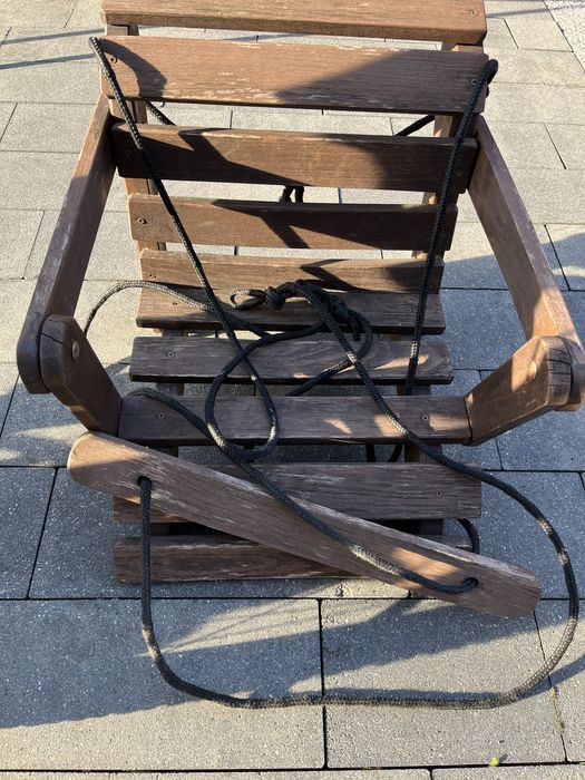 Drewniana huśtawka dla dzieci