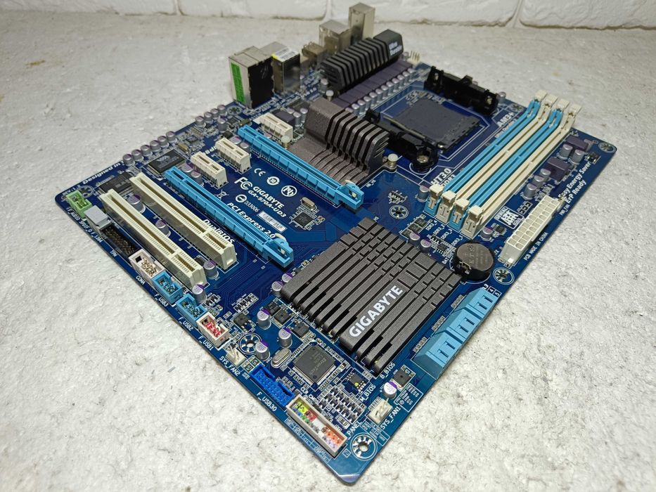 Материнська плата AMD Gigabyte GA-970A-UD3 sAM3+ під FX ВІДМІННИЙ стан