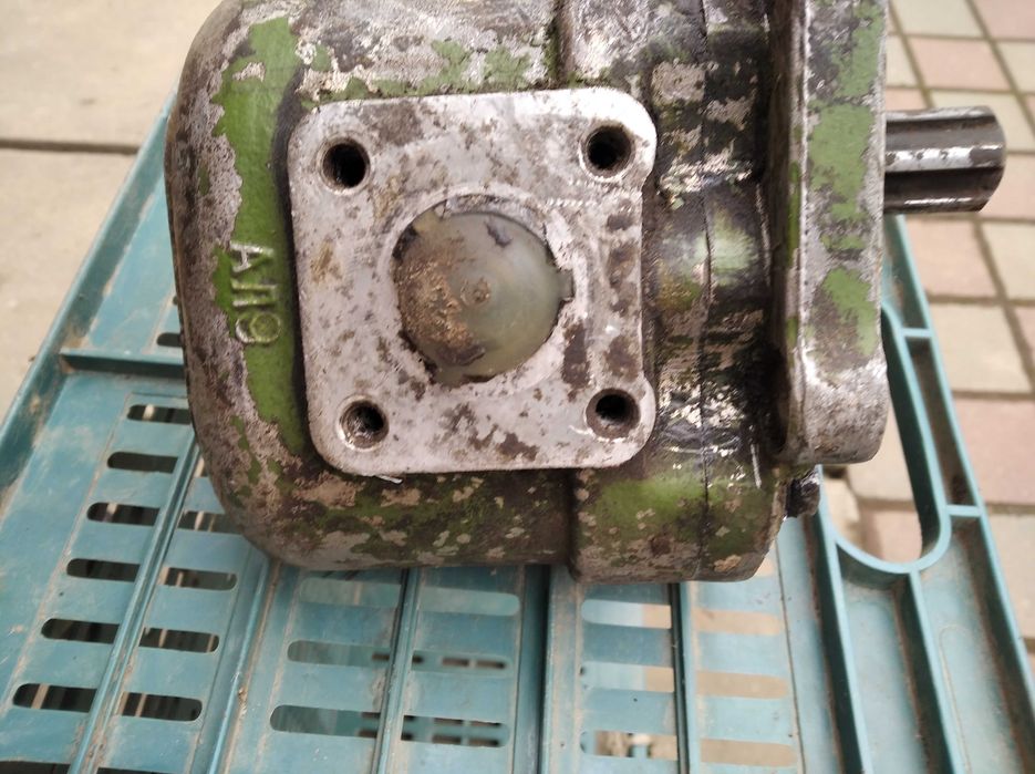 Насос лівого оберту до ЮМЗ