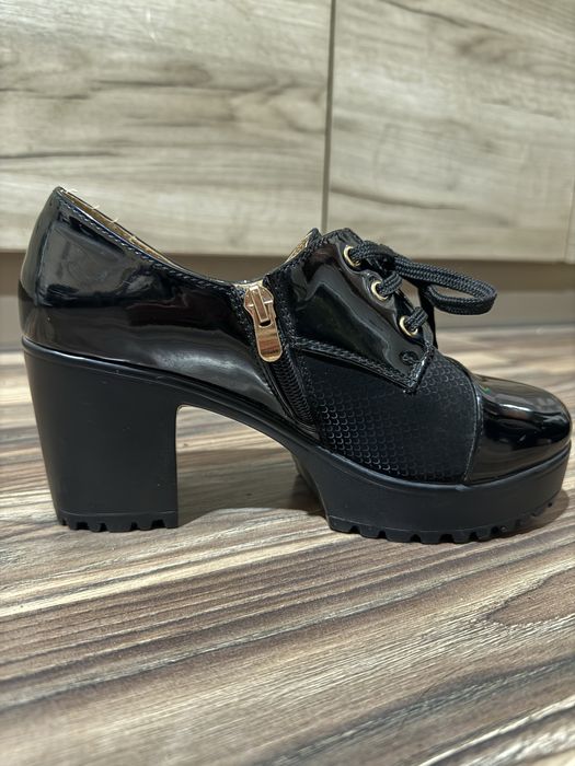 Туфлі лаковані