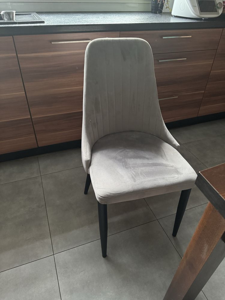 Stół z krzeslami tapicerowanymi