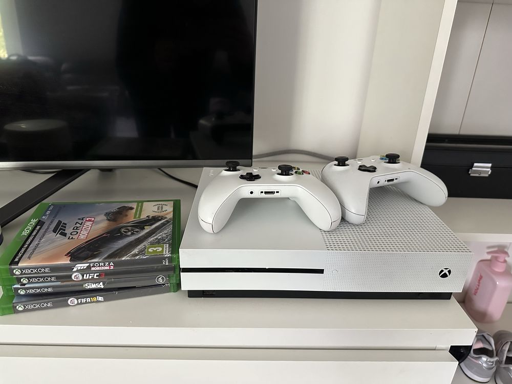 Xbox one 2 pady + gry (ufc, forza, simsy)