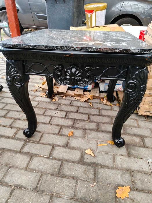 Stolik z marmurowym blatem