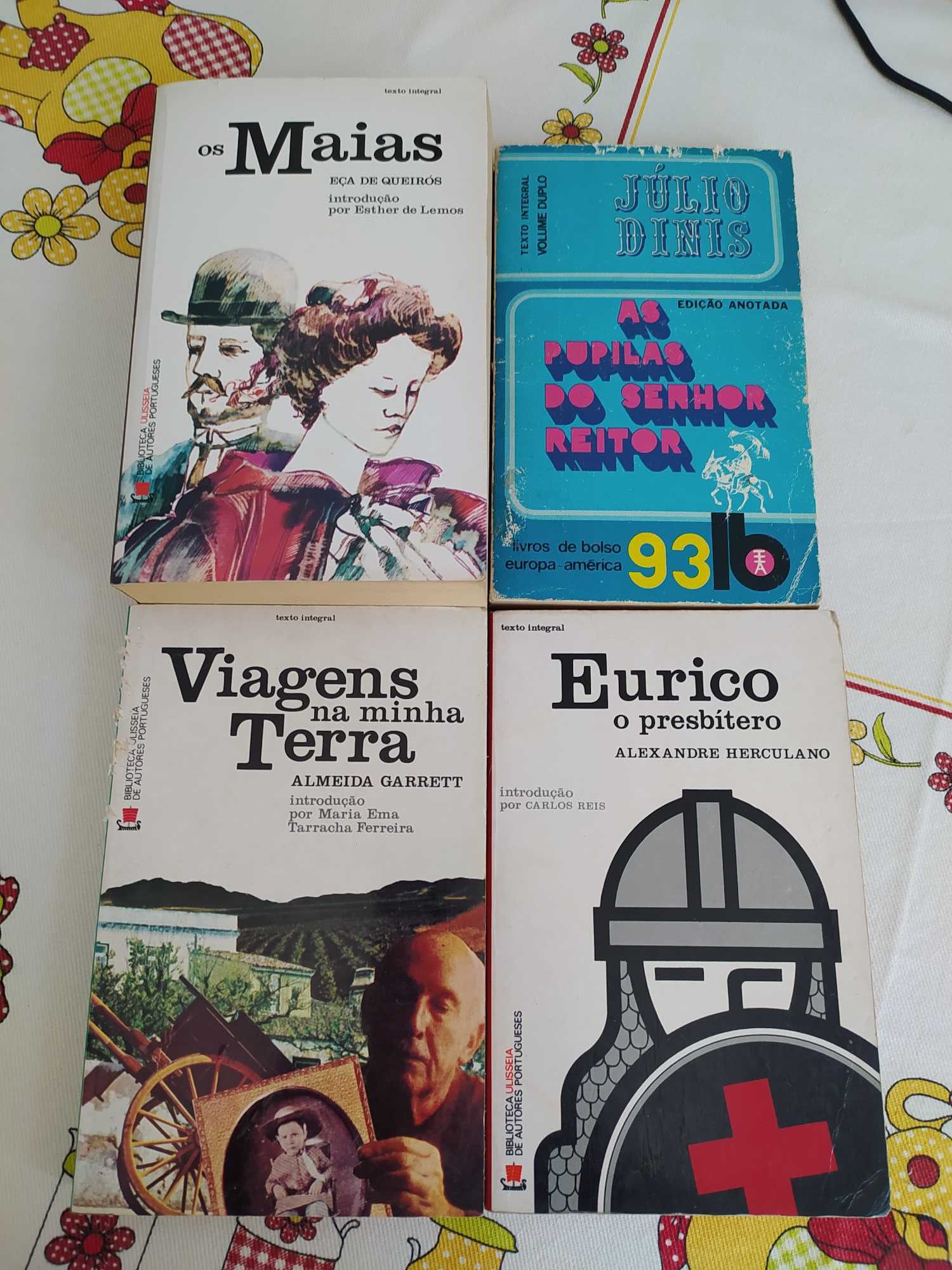 Livros variados em bom estado