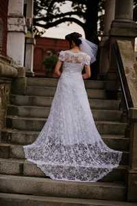 Koronkowa suknia ślubna rozmiar 36 z trenem