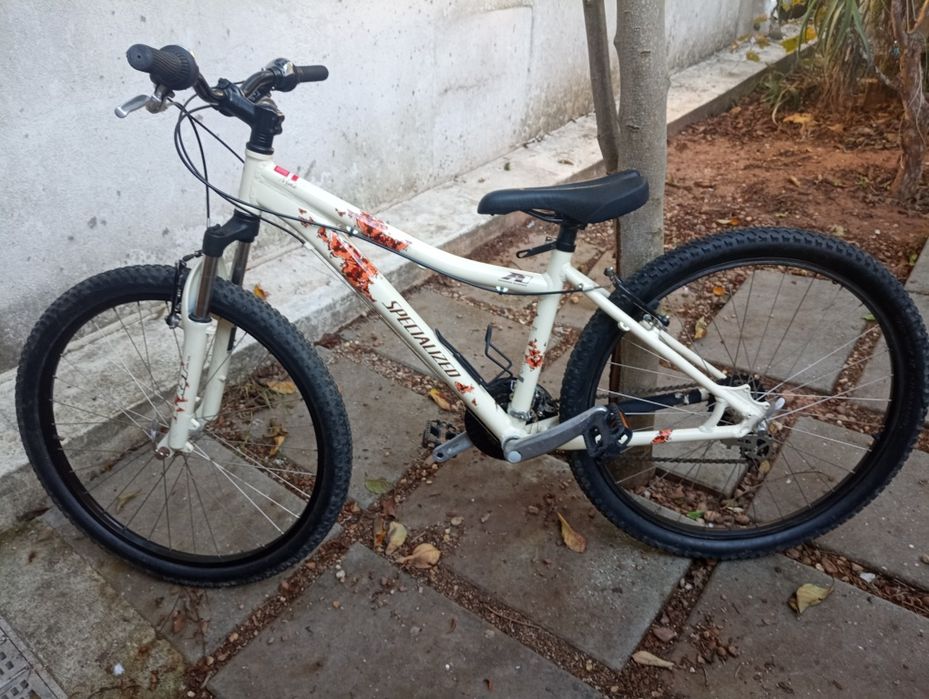 Bicicleta de montanha BTT criança Specialized	- Como Nova. Roda 26*