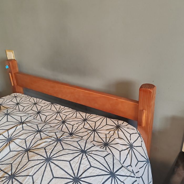 Cama de solteiro em madeira