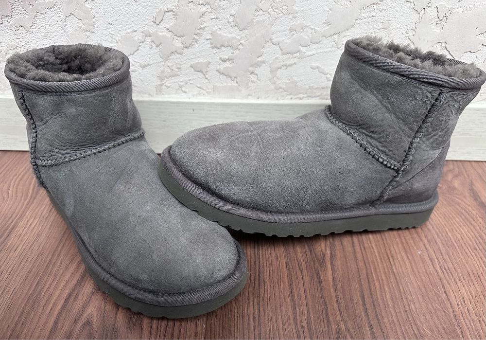 Ugg mini,дві пари 38 та 40