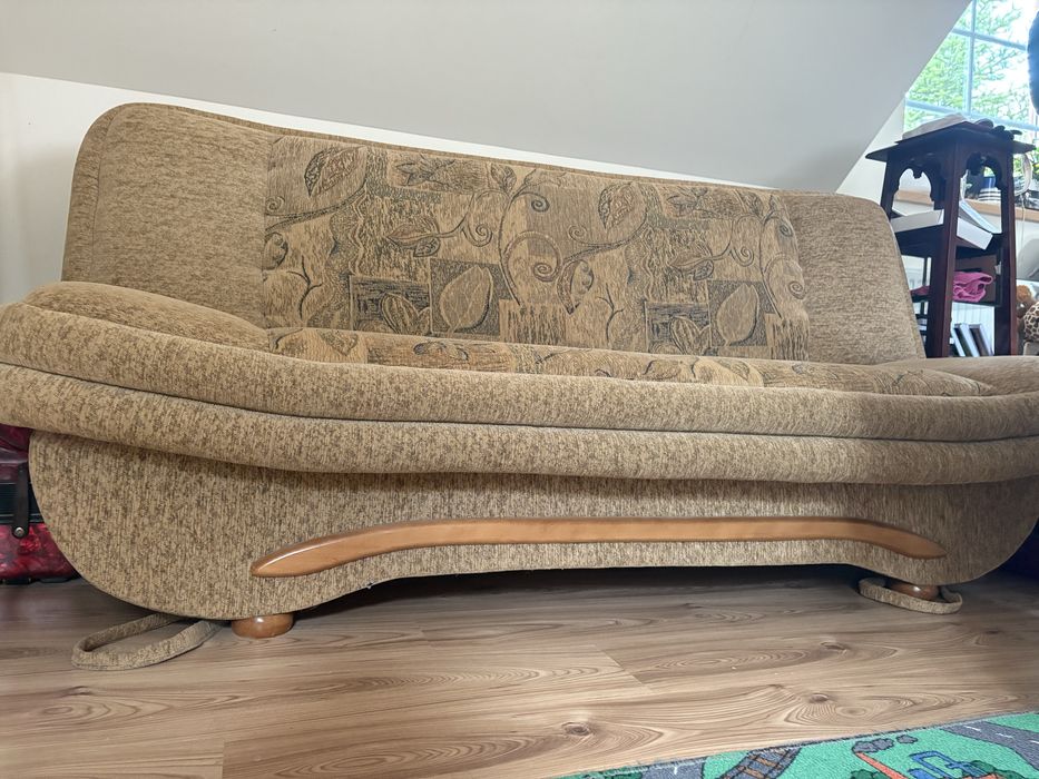 Rozkładana sofa z miejscem na pościel