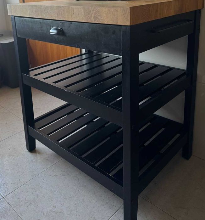 Móvel/ bancada preta com tábua de madeira IKEA