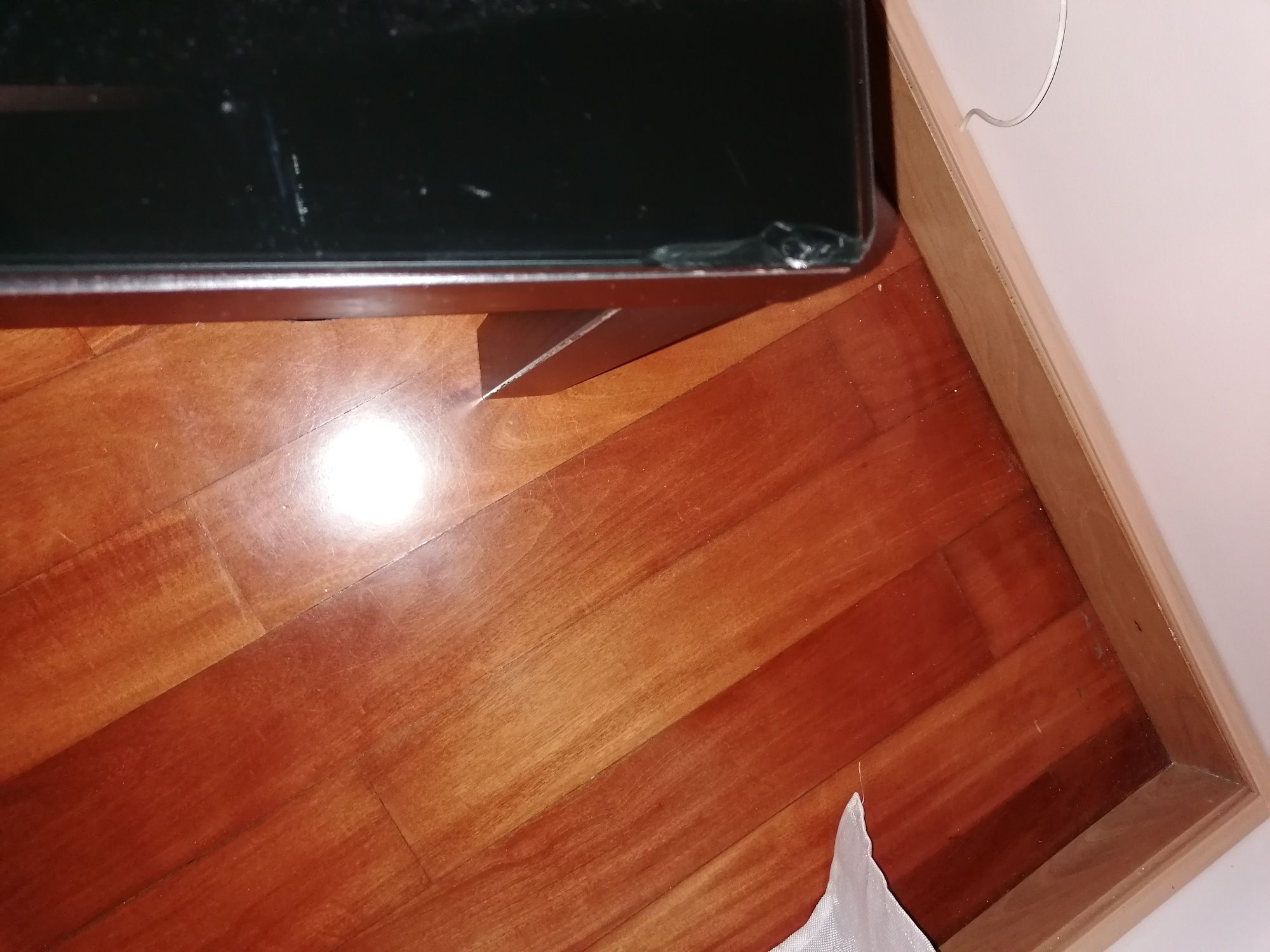 Mesa de apoio ou de canto com tampo de vidro amovível