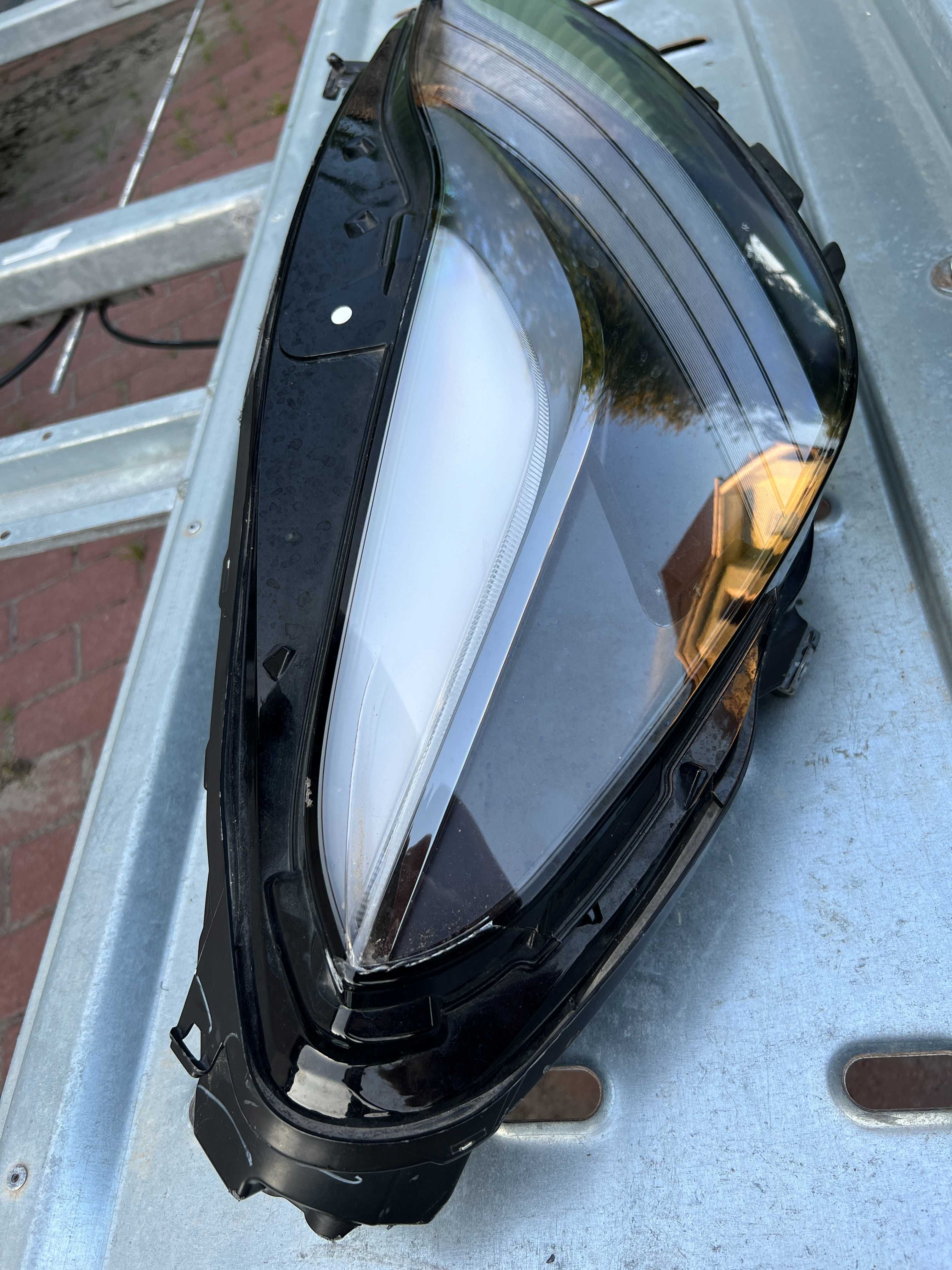 Фара права Tesla Model 3 , Y