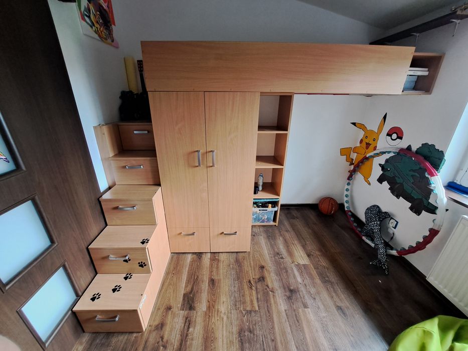 Łóżko piętrowe z szafą i schodkami