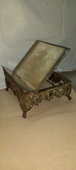 Suporte, Porta biblia em metal dourado com pés