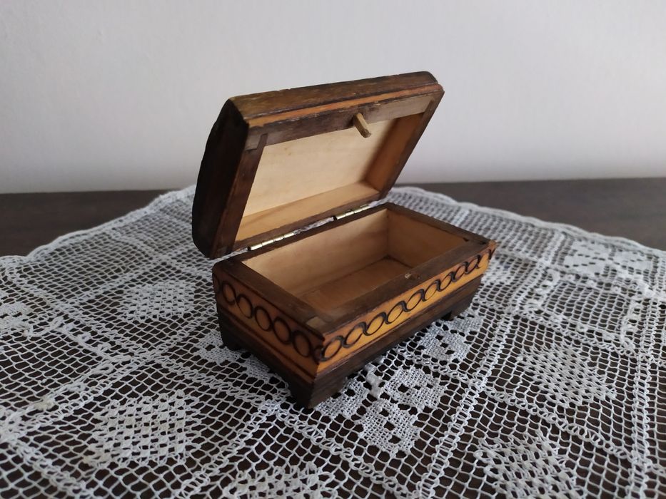 Stara malutka szkatułka w kształcie kufra