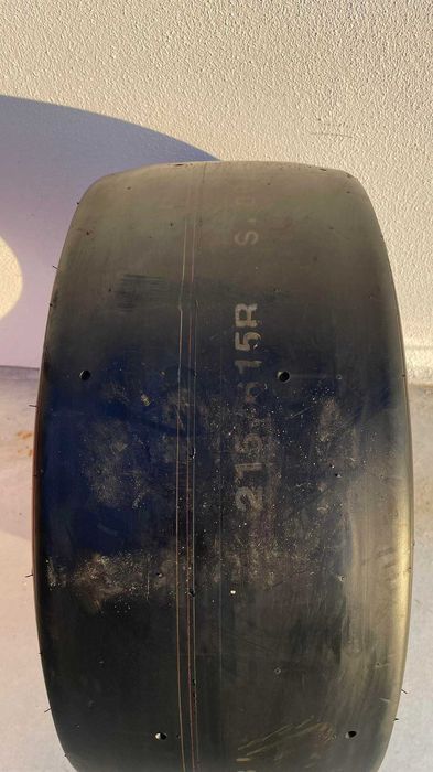 Pneus Slick de competição automóvel