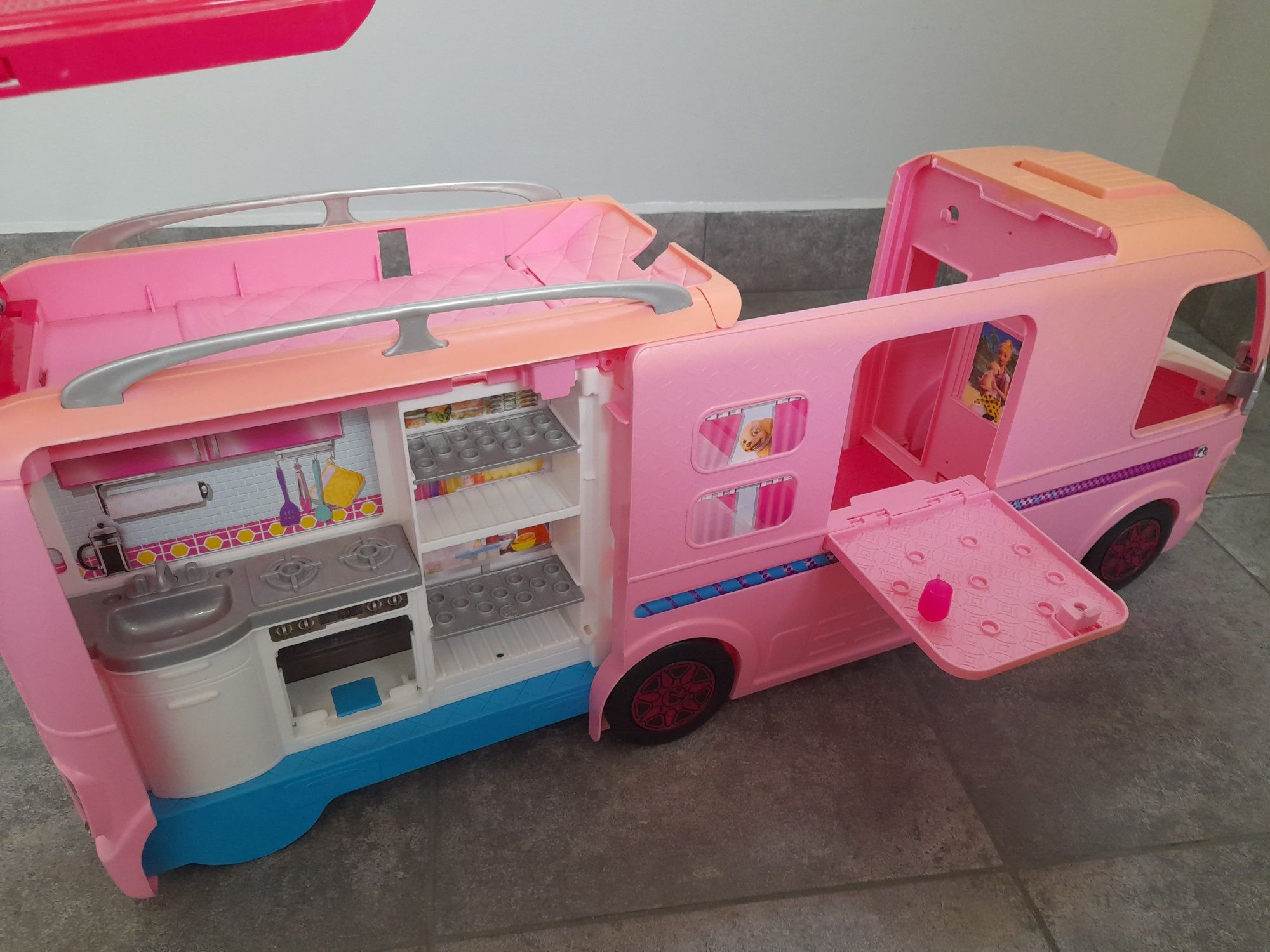 Camper dla Barbie z basenem