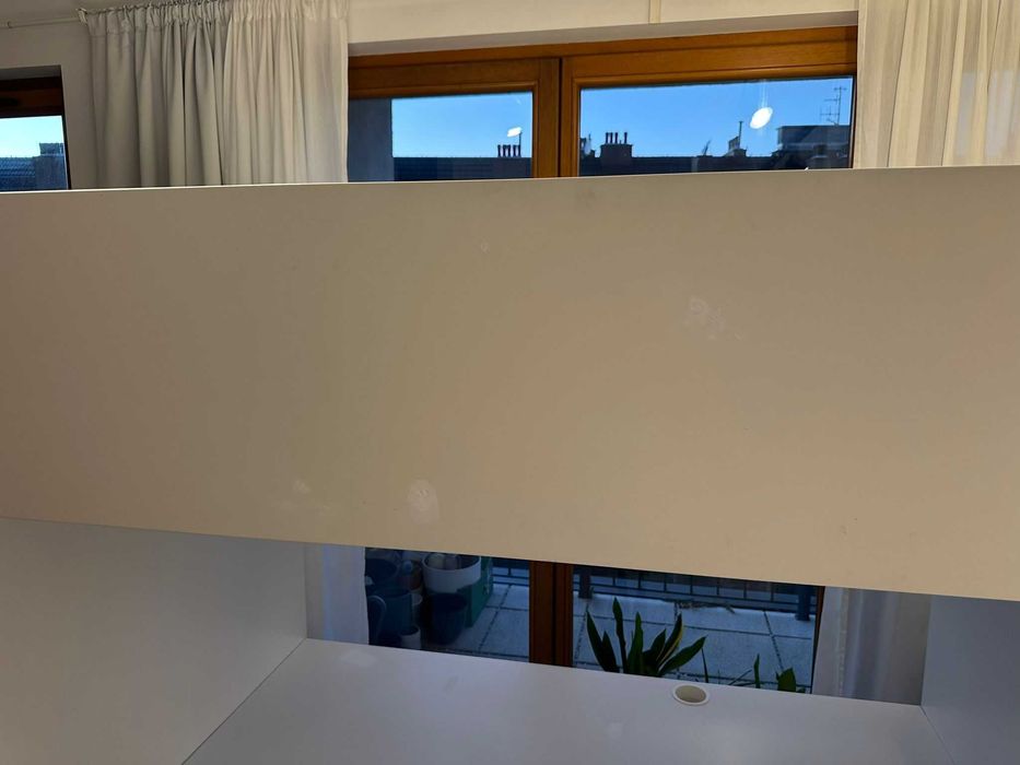 Łóżko z antresolą i biurkiem Ikea Smastad. Z materacem