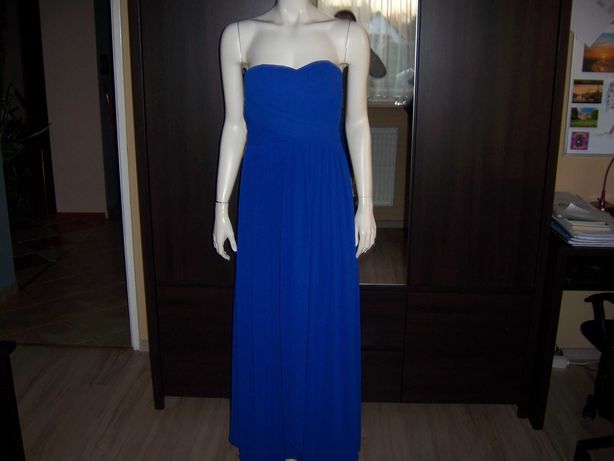 Piękna niebieska suknia balowa