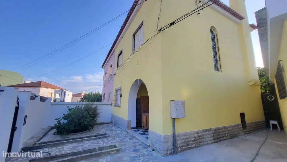 Moradia T3, para arrendamento, com jardim e garagem em Setúbal - Oport