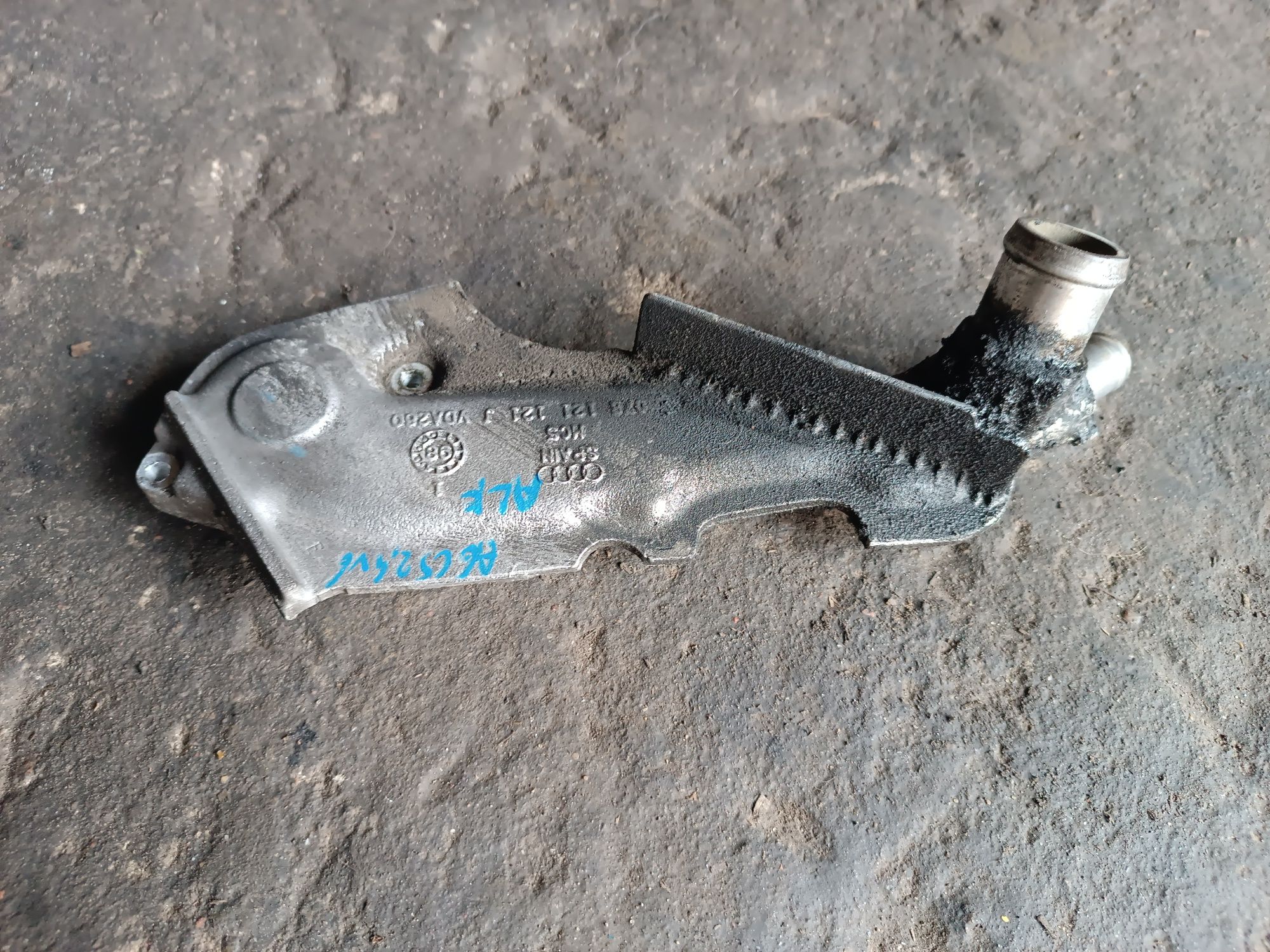 Obudowa termostatu audi A6 C5 2.4 V6 2.8 a4 passat 078,121,121j B5 fl