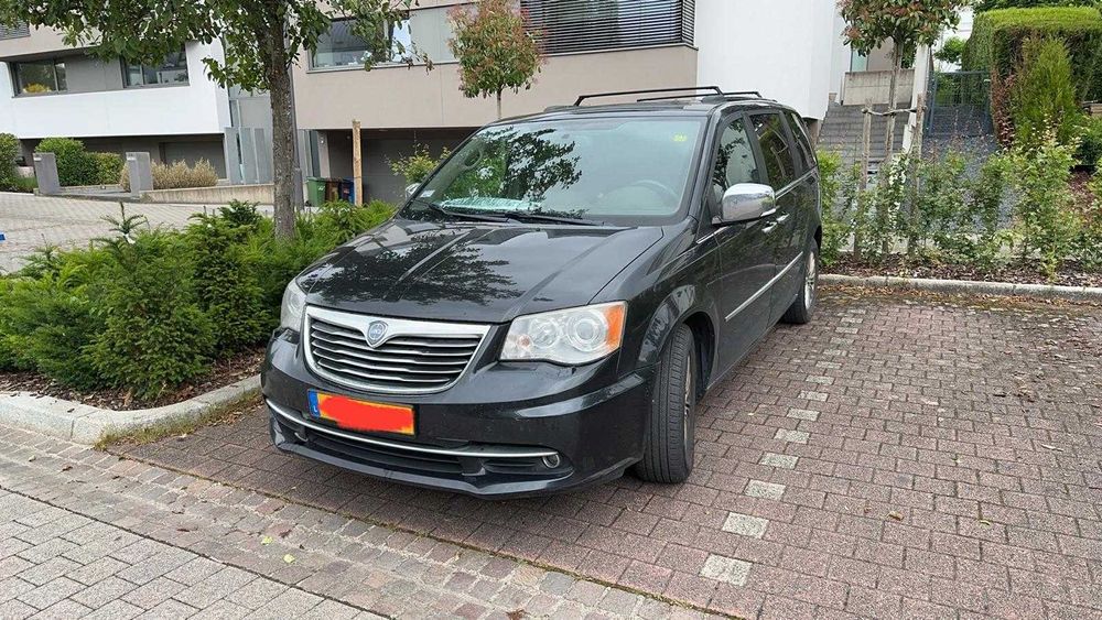 Lancia Voyager 2012 Gold minivan - siedmiu osób