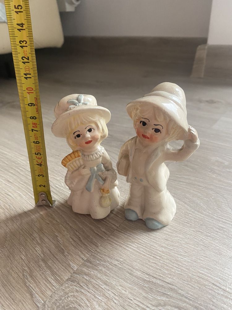 Dwie figurki chlopiec i dziewczynka