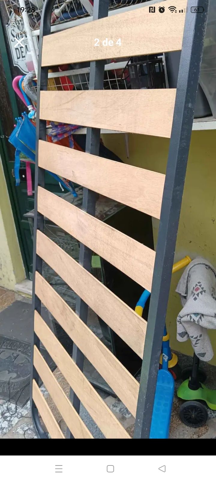 Estrado com pernas para cama de solteiro em bom estado