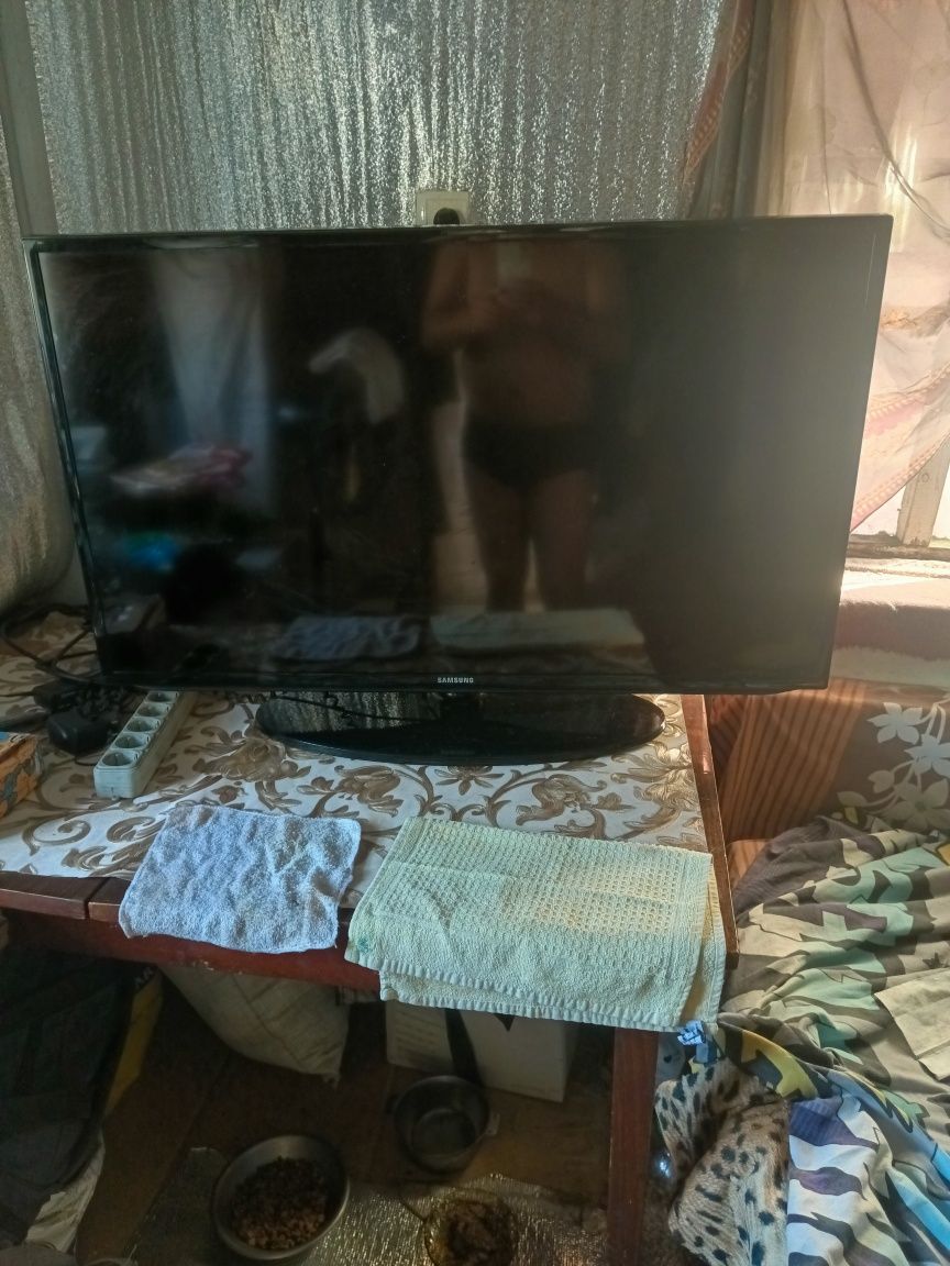 Продам телевизор Самсунг 40дюймоа