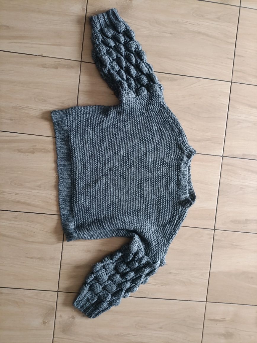 Szary oversize sweter sweterek z zdobionymi rękawami m