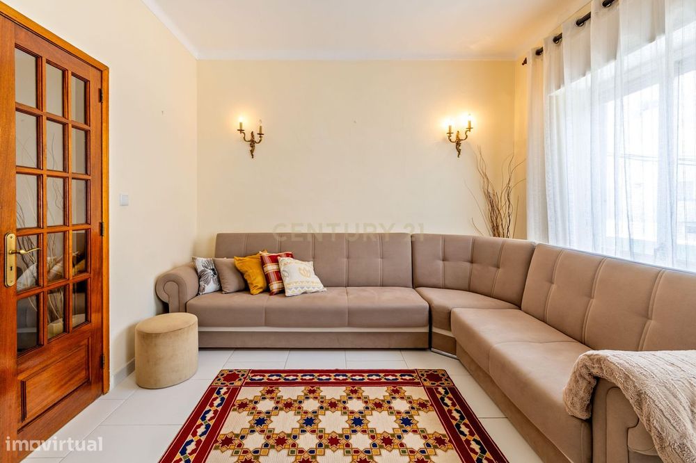 Prédio com duas frações independentes  T1 + T4 com rooftop no centro d