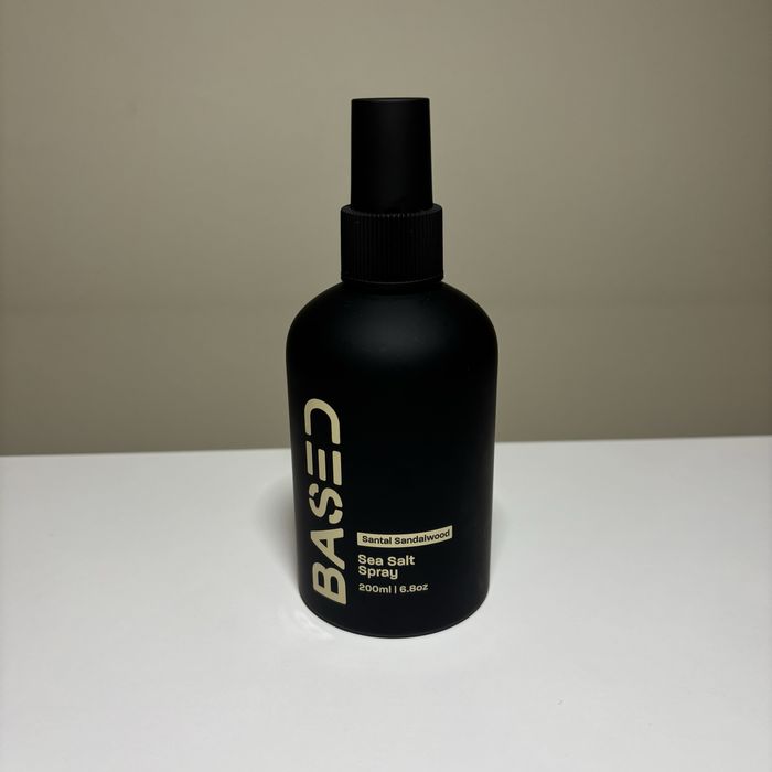 BASED Spray teksturyzujący z solą morską do włosów – Santal Sandalwood