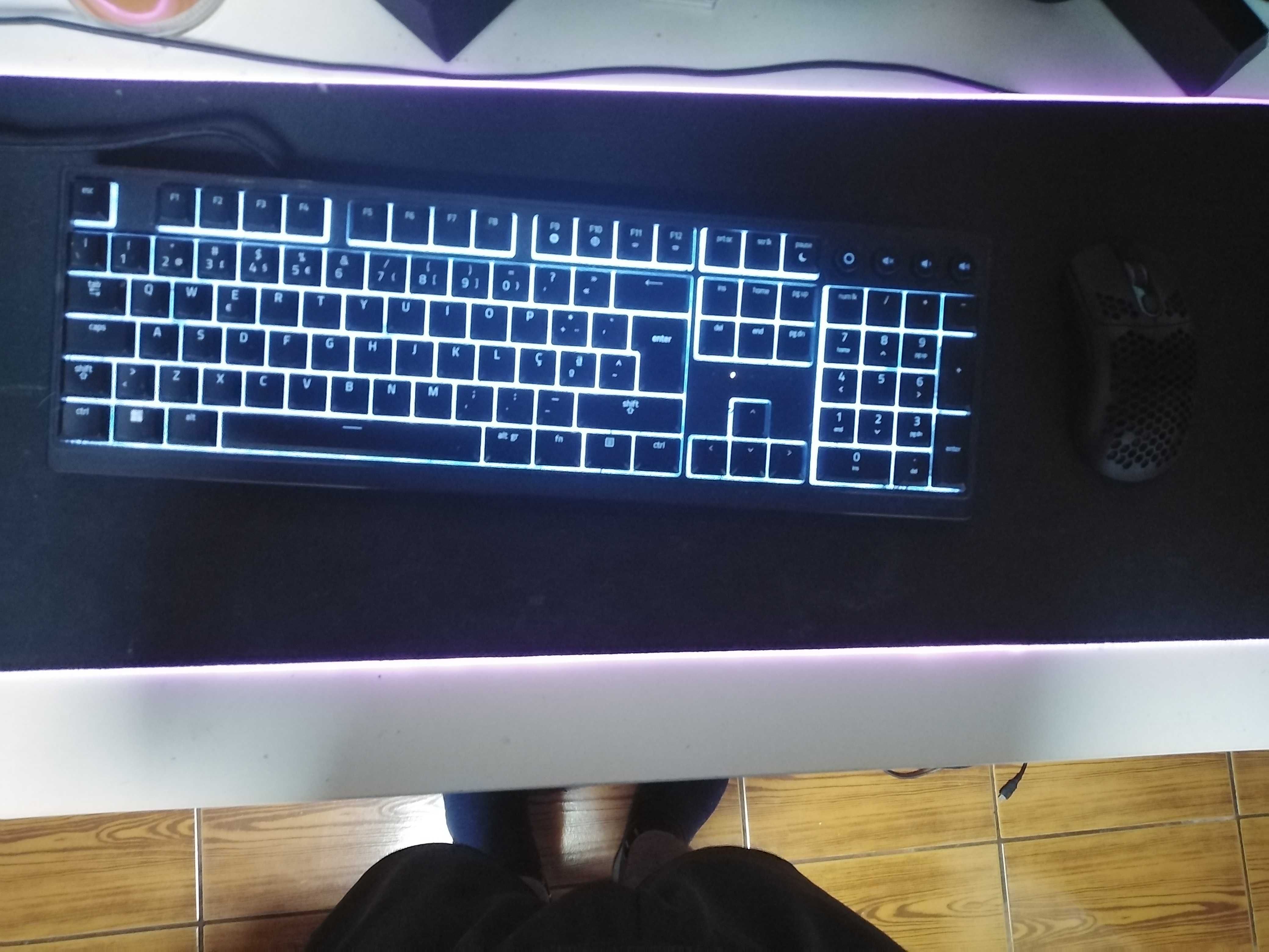Teclado e rato com muito pouco uso comprei na wortem á 2 meses!!