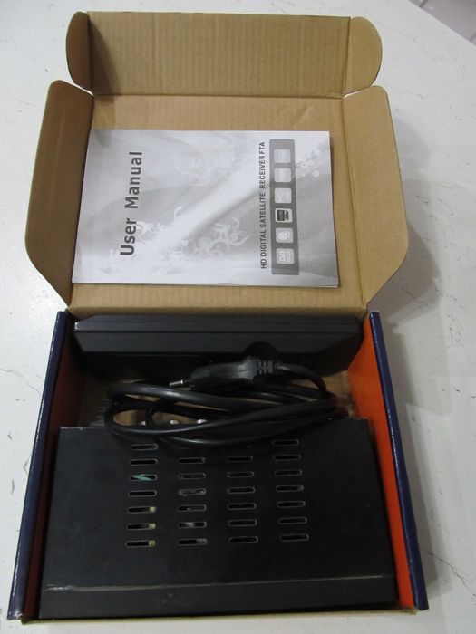 Комплект спутникового ТБ тарілка і два тюнера.