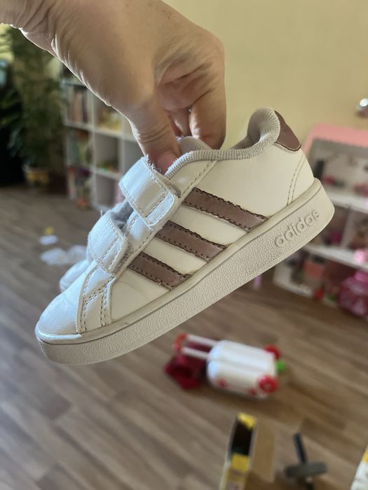 Кросівки adidas 24