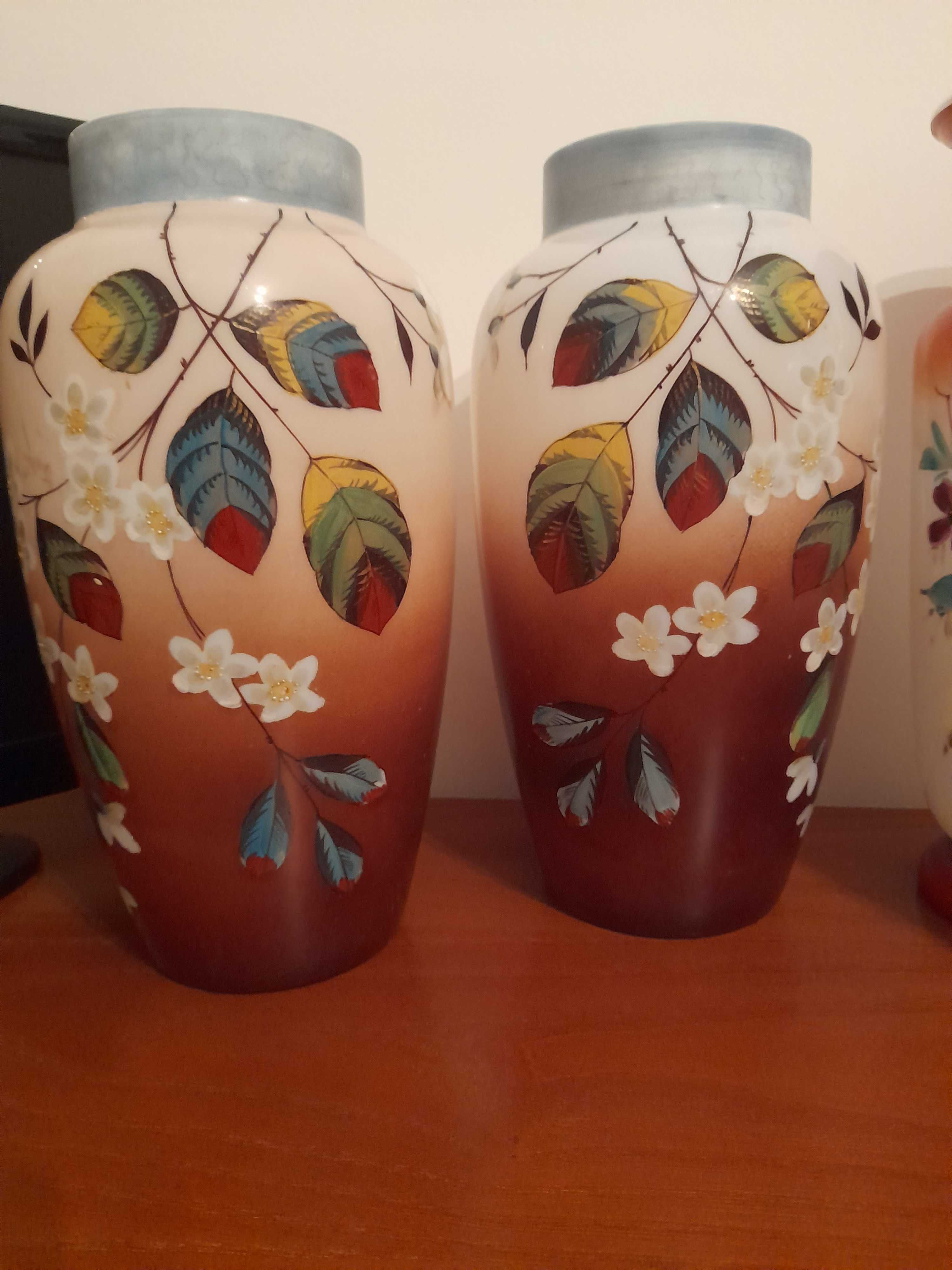 Conjunto de jarras em vidro opalino antigas-- pintadas à mão