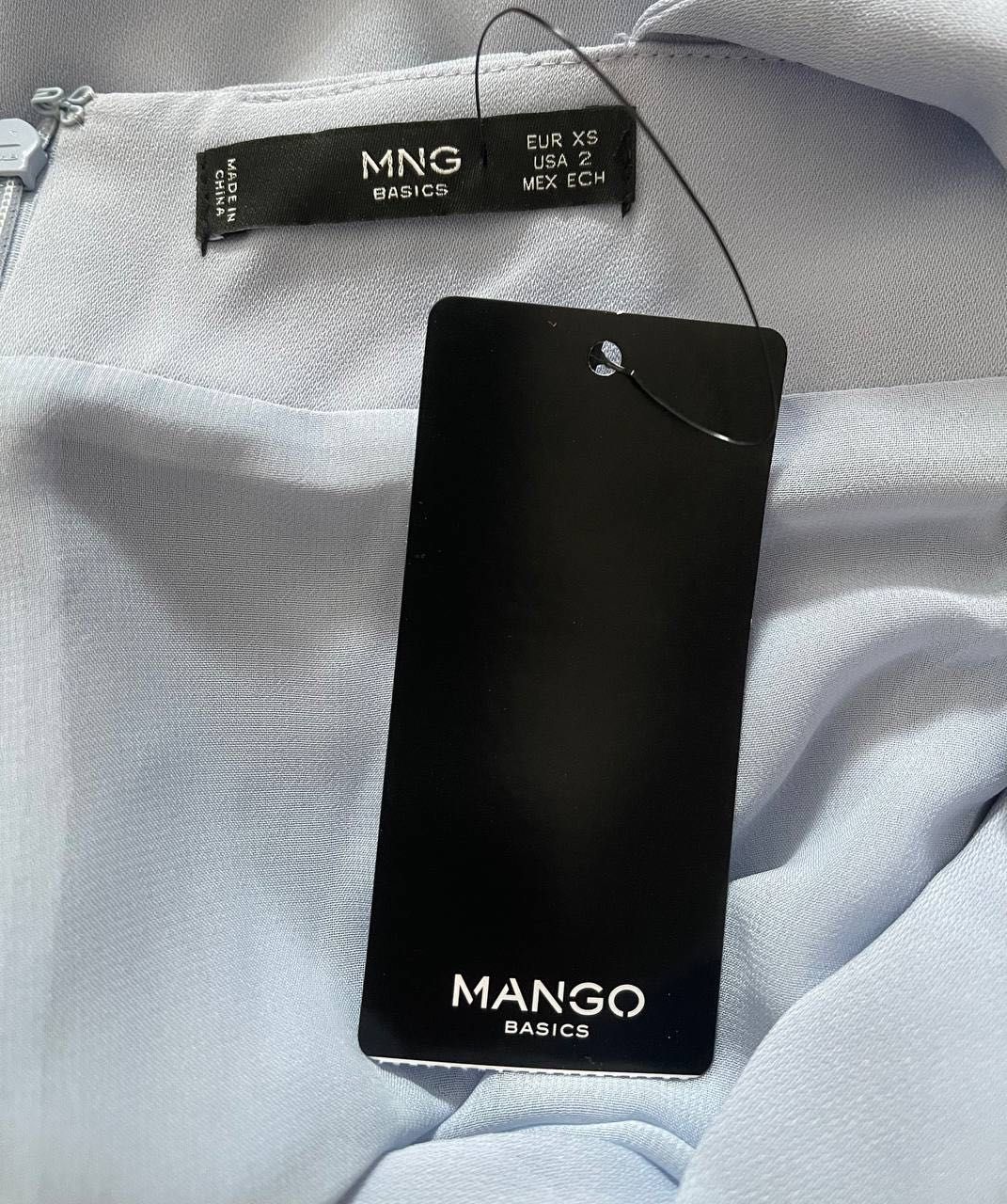 Лавандовое платье Mango с открытой спинкой.