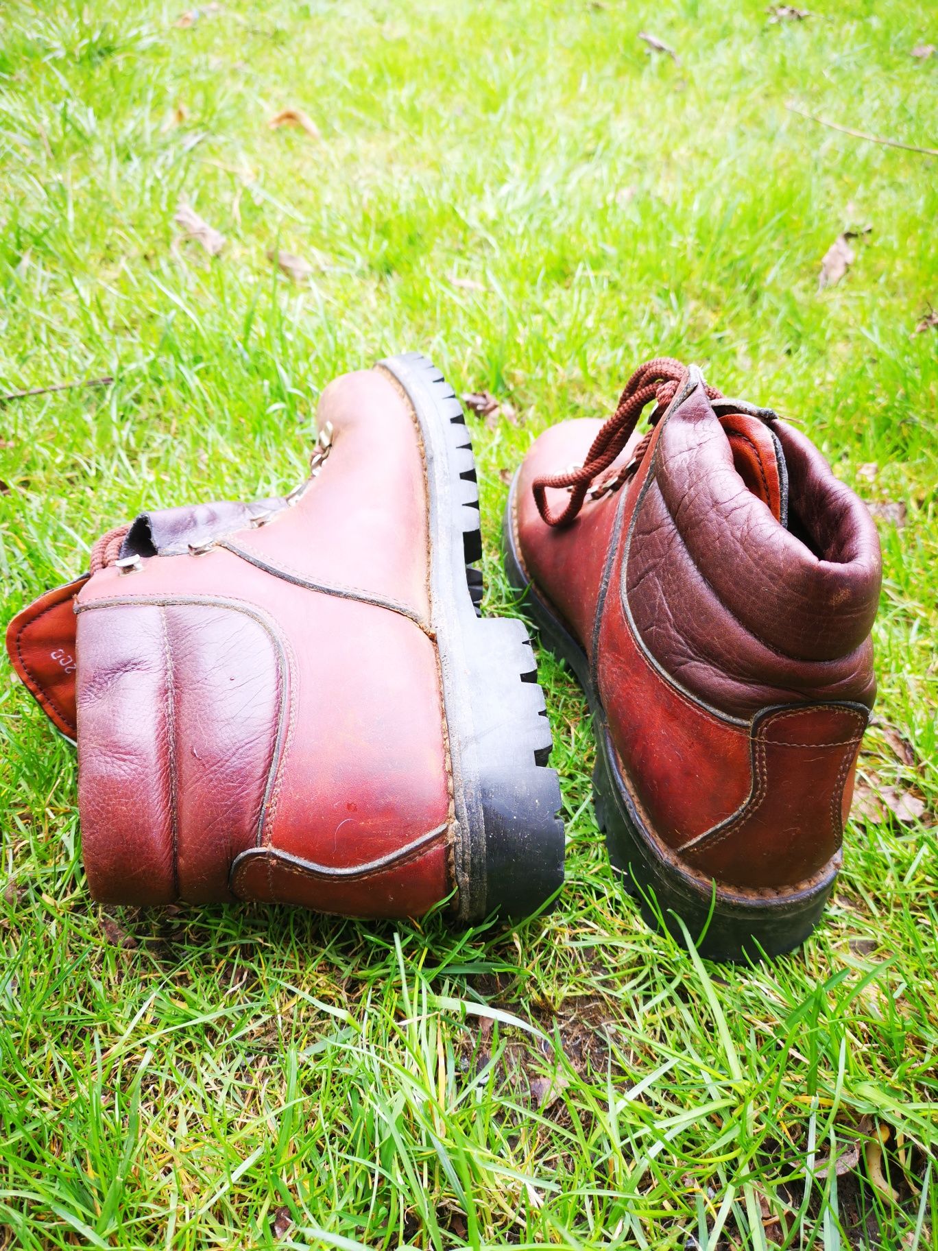Buty górskie starego typu na Vibramie