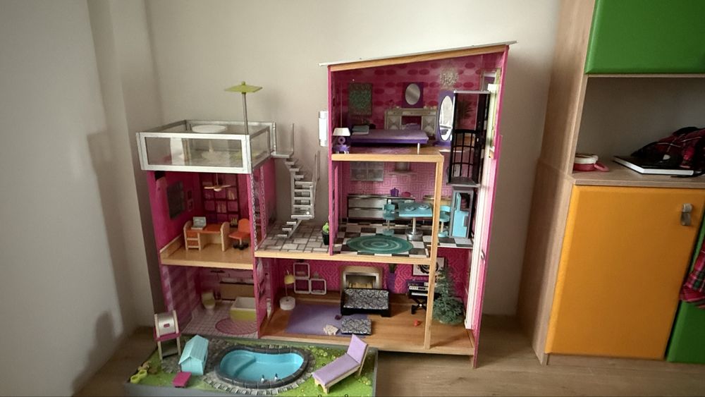 Кукольный дом с бассейном для кукол