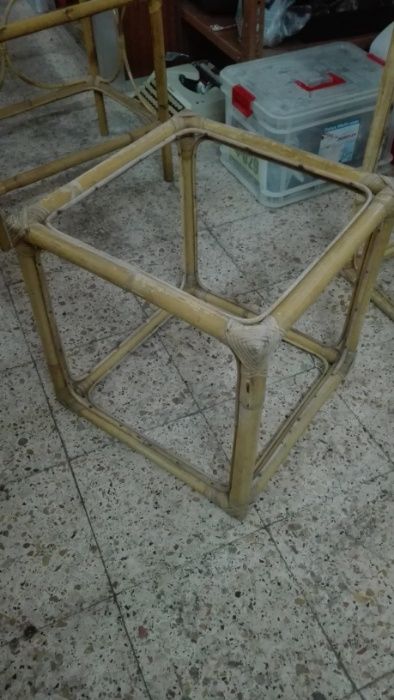 Mesas em bambu com tampos em vidro