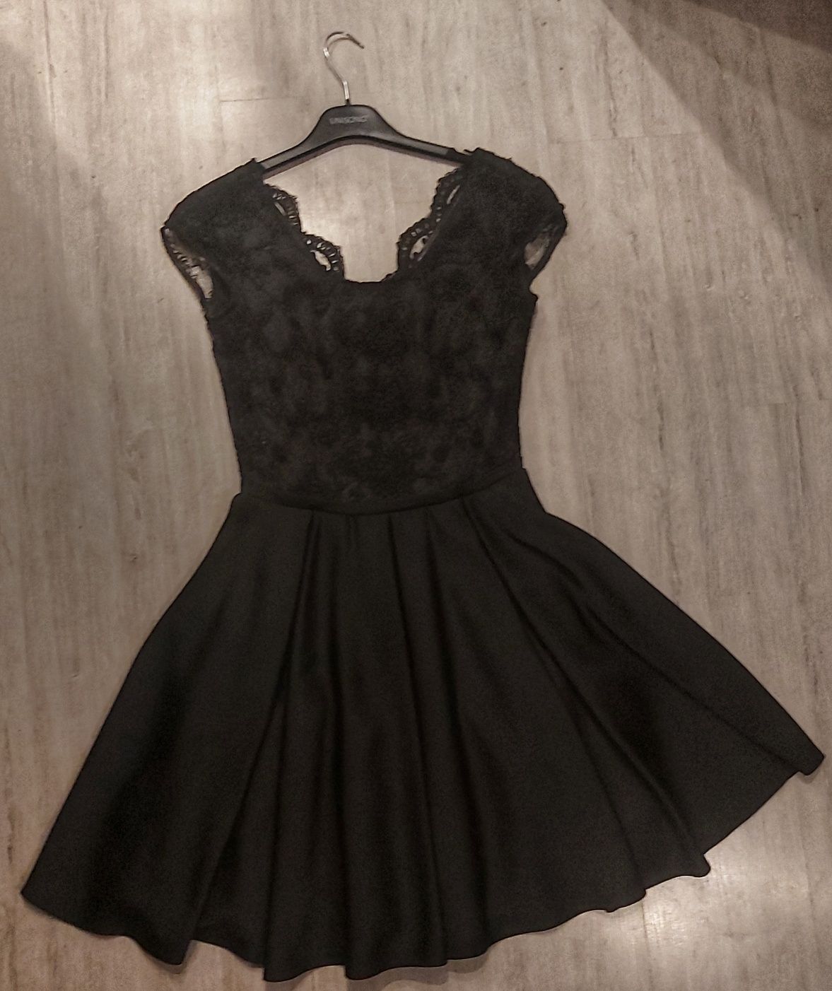 Elegancka sukienka, studniówka, bal ósmoklasisty