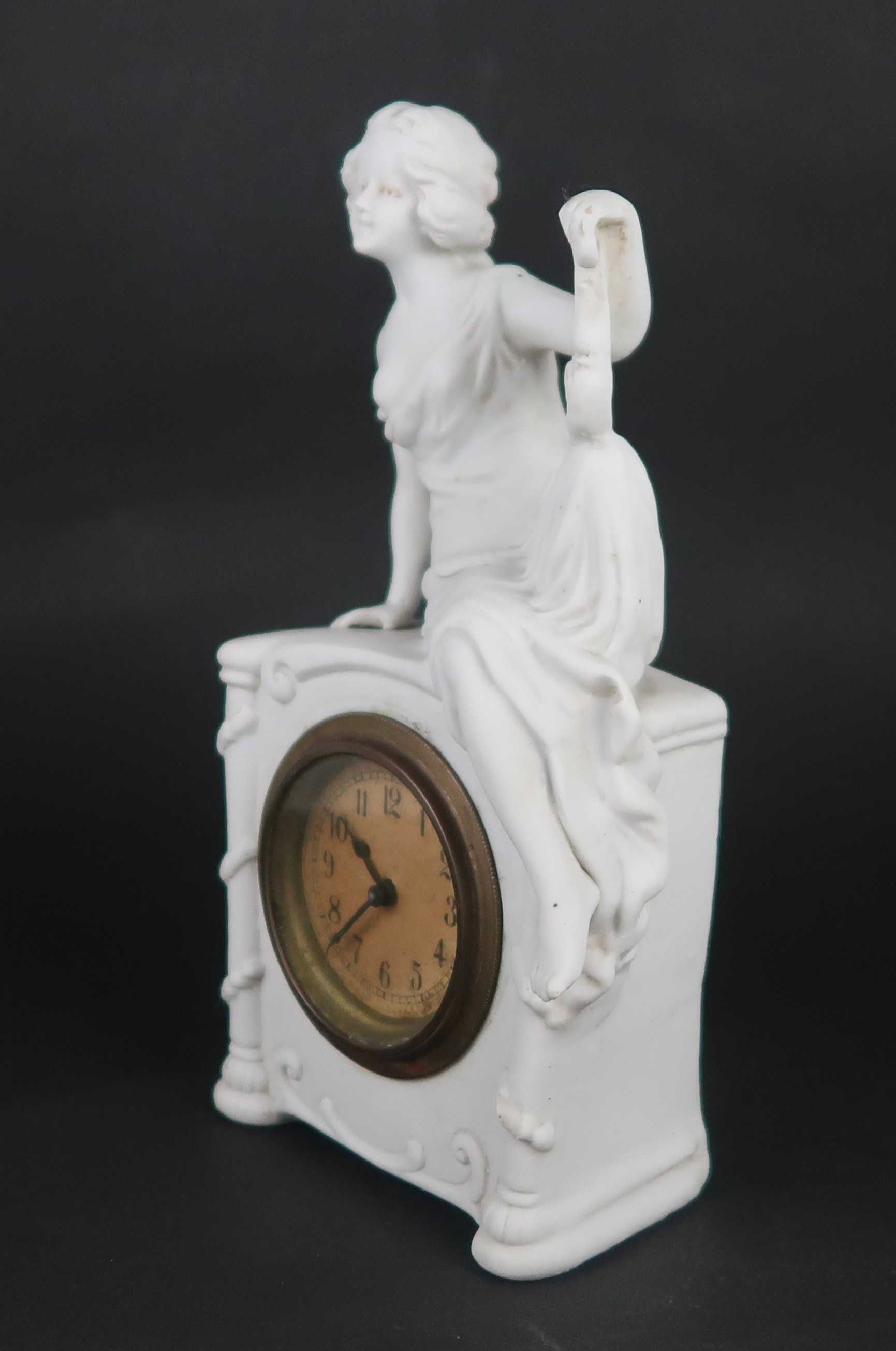 Escultura em biscuit com Relógio de Mesa Séc. XIX/XX