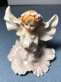 Статуэтка фигурка «Ангелочек с голубем на цветке»