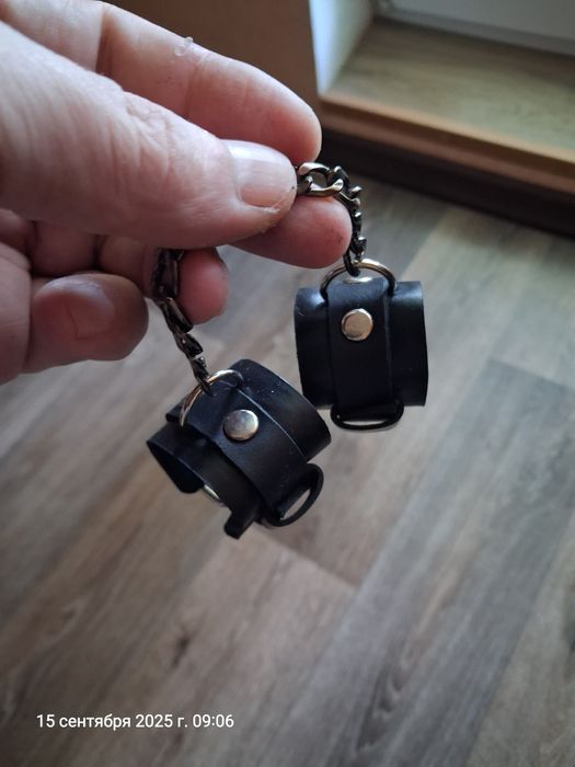 Брелок в виде наручников из натуральной кожи ручной работы