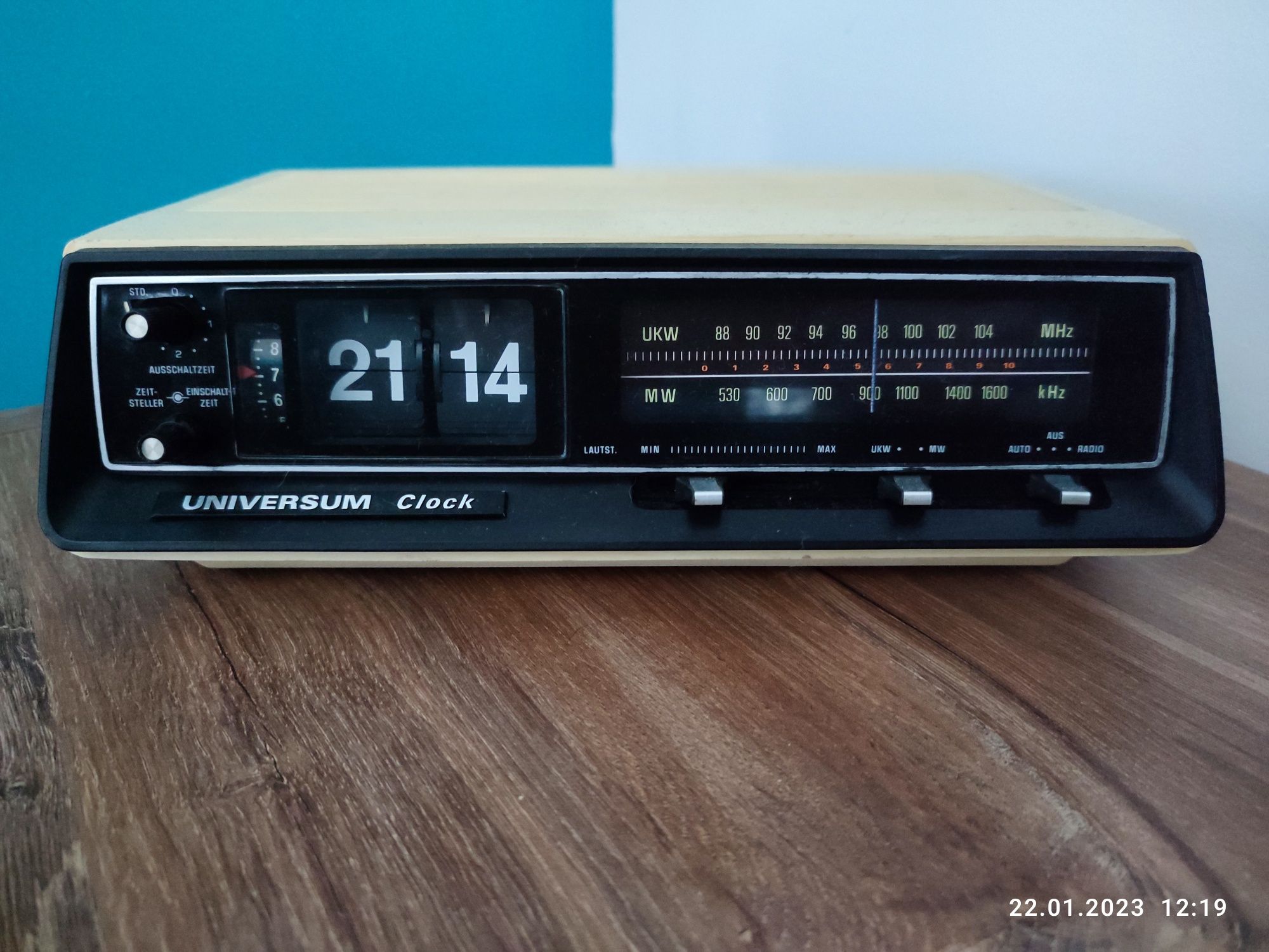 Zegar, radiobudzik klapkowy universum clock jak w grze the last of us
