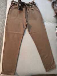 Dresowe spodnie z gumką w pasie i ozdobnym paskiem